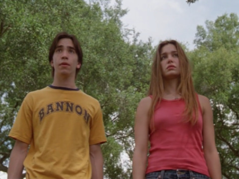 По дороге домой брат и сестра попадают в страшную историю