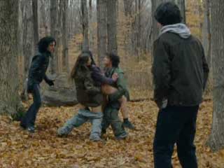 Девушка встречает в лесу четырех парней и подвергается групповому изнасилованию.