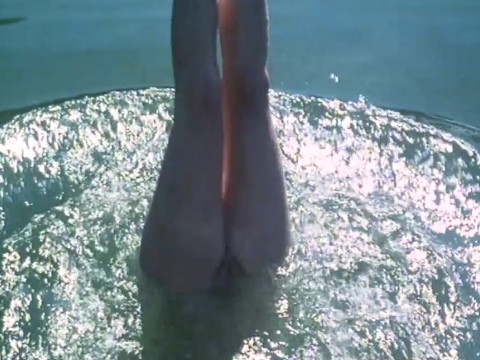Голая мама купается в озере