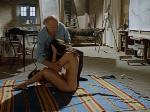 Художник вдохновляется красотой женщины и начинает писать