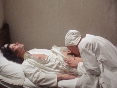 Монахини, боясь настоятельницы, доставляют удовольствие себе и друг другу