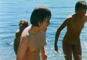 Пацаны подсматривают за голыми девчонками купающиеся в озере.