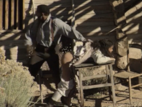 Отец наказывает дочь за непослушание